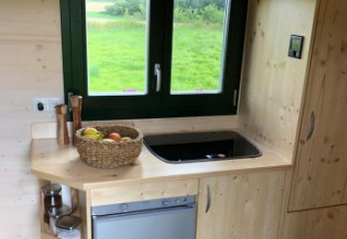 Køkkenhjørne i glampingindkvartering Ferienhof Jeiler - Pipowagen Noordrijn Westfalen med dejlig udsigt.