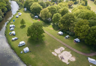 Vue aérienne du Camping Huttopia De Roos au bord de la Vecht en Overijssel avec tentes et camping-cars.