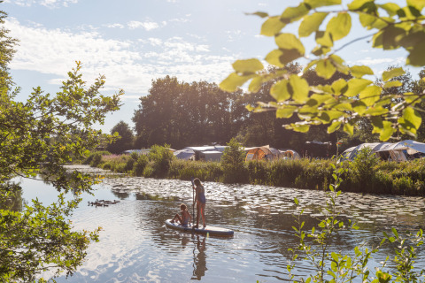 Glamping Huttopia De Roos - Kamperen aan de Vecht in Overijssel, tenten en suppen aan het water.