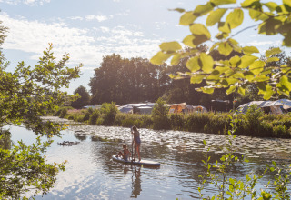 Glamping- eller campingplads Huttopia De Roos ved floden Vecht i Overijssel med telte og paddleboard.