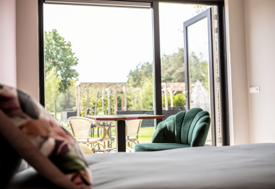 Vue depuis un hébergement glamping à Landgoed Lindehof – Natuur Lodges Friesland sur le jardin et la terrasse.