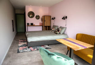 Moderne glamping accommodatie in Landgoed Lindehof – Natuur Lodges Friesland met stijlvolle, kleurrijke meubels.