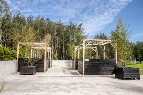 Udendørs glampingindkvartering ved Landgoed Lindehof – Natuur Lodges Friesland med trærammer og natur.
