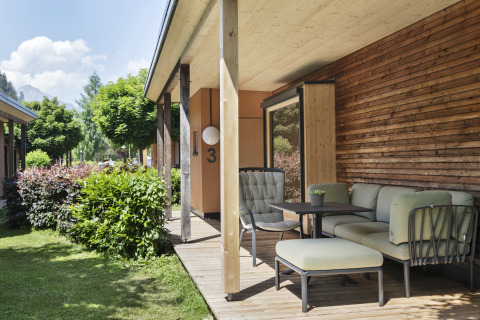Udendørs terrasse med moderne havemøbler ved glamping lodge i Tirol hos Natürlich Hell Camping & Aparthotel.