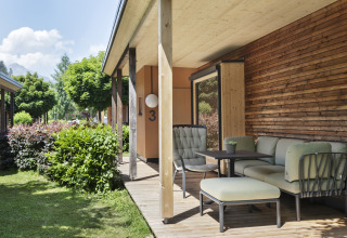 Gemütliche Terrasse mit Sitzbereich an einer Glamping-Lodge im Natürlich Hell Camping & Aparthotel Tirol.