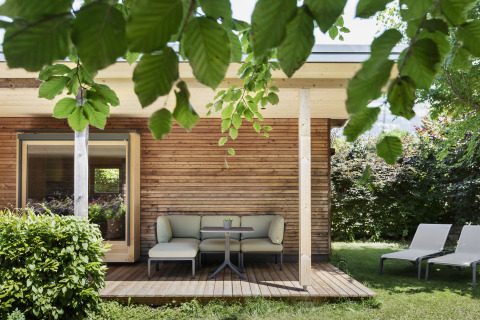 Alojamiento glamping moderno con exterior de madera y terraza acogedora en Natürlich Hell Camping Tirol.