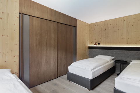 Alojamiento glamping moderno en Natürlich Hell Camping & Aparthotel - Tuin Lodges Tirol con dos camas individuales.