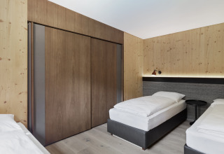 Hébergement glamping moderne au Natürlich Hell Camping & Aparthotel - Tuin Lodges Tirol avec deux lits simples.