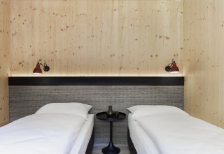 Alojamiento glamping moderno en Natürlich Hell Camping & Aparthotel - Tuin Lodges Tirol con dos camas