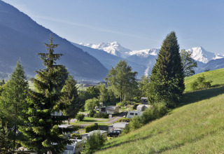 Alojamiento de glamping en Natürlich Hell Camping & Aparthotel Tirol, entre montañas, árboles y zonas verdes.