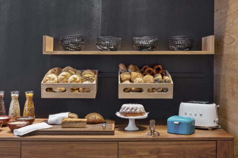 Frühstücksbuffet mit Brot, Toaster und Müsli-Gläsern bei Natürlich Hell Camping & Aparthotel in Tirol.