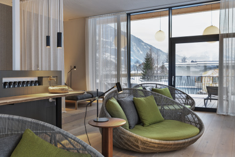 Interior moderno de glamping en Natürlich Hell Camping & Aparthotel - Tuin Lodges Tirol con vista a las montañas.