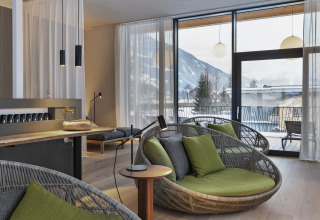 Modern interieur van glamping accommodatie bij Natürlich Hell Camping & Aparthotel - Tuin Lodges Tirol met bergzicht.