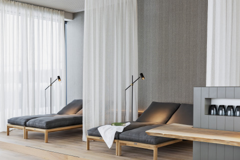 Ontspanningsruimte met ligstoelen in Natürlich Hell Camping & Aparthotel - Tuin Lodges Tirol.