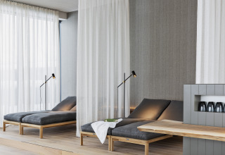 Ontspanningsruimte met ligstoelen in Natürlich Hell Camping & Aparthotel - Tuin Lodges Tirol.