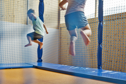 Due bambini saltano su un trampolino a Natürlich Hell Camping & Aparthotel - Tuin Lodges Tirol.