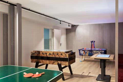 Spillerum på Natürlich Hell Camping & Aparthotel - Tuin Lodges Tirol med bordtennis, bordfodbold og airhockey.