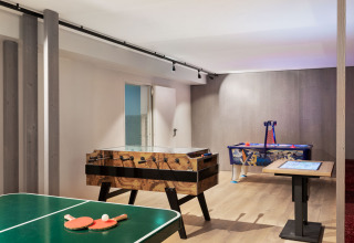 Spelkamer bij Natuurlijk Hell Camping & Aparthotel - Tuin Lodges Tirol met pingpong, voetbaltafel en airhockey.