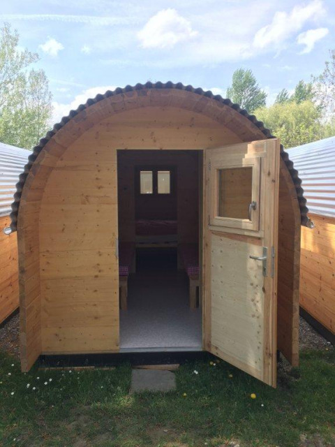 Pod di legno per glamping con porta aperta al Camping Hegne - Luxe pods sul Lago di Costanza.