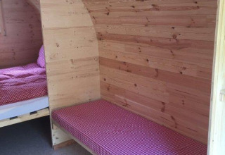 Indvendigt billede af luksus glamping pods på Camping Hegne ved Bodensøen med trævægge og senge.