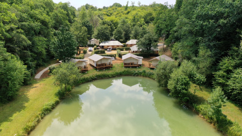 Glamping in Safarizelten am See bei Les Truffières de Dordogne – La Bouquerie – Nouvelle-Aquitaine, umgeben von Wald.