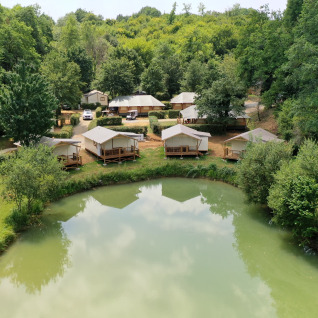 Pondside glamping at Les Truffières de Dordogne – La Bouquerie – Safaritenten Nouvelle-Aquitaine, nestled in lush forest.