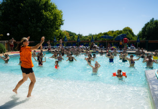 Des personnes participent à une activité aquatique à la piscine de Les Truffières de Dordogne – La Bouquerie.
