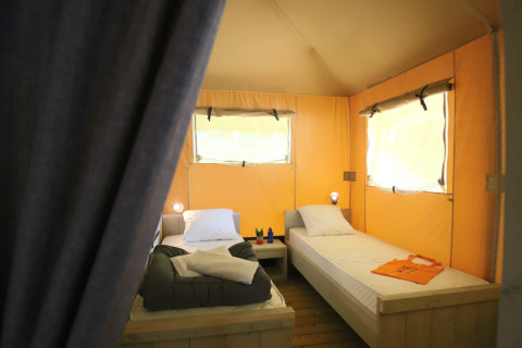 Interior de tienda safari glamping con dos camas en Les Truffières de Dordogne – La Bouquerie, Nouvelle-Aquitaine.