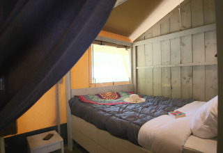 Acogedor dormitorio de glamping en Les Truffières de Dordogne – La Bouquerie – Safaritenten, Nouvelle-Aquitaine.