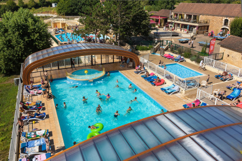 Piscines extérieures et solarium au glamping Les Truffières de Dordogne – La Bouquerie en Nouvelle-Aquitaine.