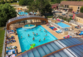 Udendørs swimmingpools og solterrasse ved Les Truffières de Dordogne – La Bouquerie glamping i Frankrig.