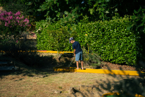 Kind spielt Minigolf im Grünen bei Les Truffières de Dordogne – La Bouquerie – Safaritenten.