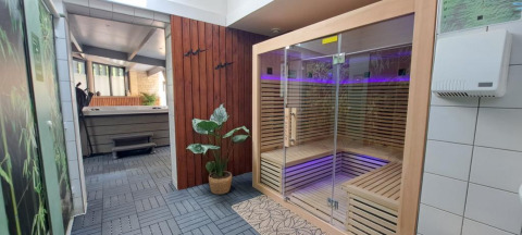 Area benessere interna con sauna e vasca idromassaggio a Les Truffières de Dordogne – Glamping La Bouquerie.