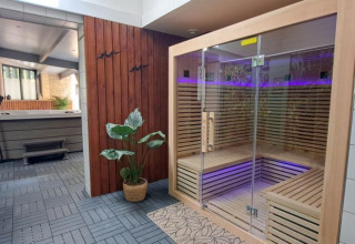 Espace bien-être intérieur avec sauna et jacuzzi aux Truffières de Dordogne – Glamping La Bouquerie en Dordogne.