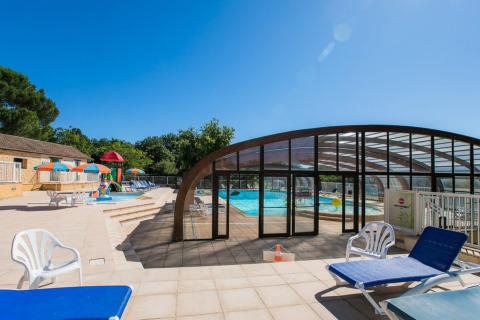 Glamping bei Les Truffières de Dordogne – La Bouquerie: Swimmingpool, Sonnenterrasse und Liegen im Freien.