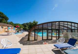 Swimmingpool og solterrasse med liggestole på Les Truffières de Dordogne – La Bouquerie, glamping i Frankrig.