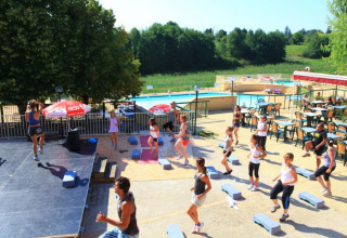 Cours de fitness en plein air près de la piscine aux Truffières de Dordogne – La Bouquerie – Safaritenten Nouvelle-Aquitaine.