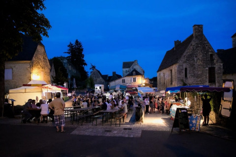 Soirée sur Les Truffières de Dordogne – La Bouquerie, ambiance guinguette avec stands et visiteurs dans le village.