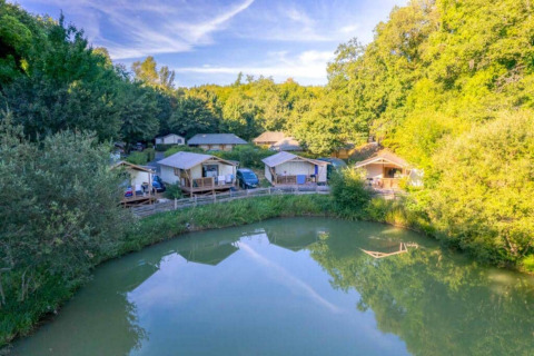 Glamping ved sø, Les Truffières de Dordogne – La Bouquerie – Safaritenten Nouvelle-Aquitaine, omgivet af skov.