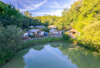 Glamping by a pond: Les Truffières de Dordogne – La Bouquerie – Safaritenten Nouvelle-Aquitaine in the woods.