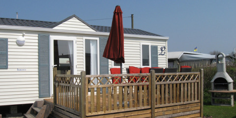 Moderne glamping accommodatie bij Camping Wackerballig - Chalets Sleeswijk-Holstein met terras en barbecue.