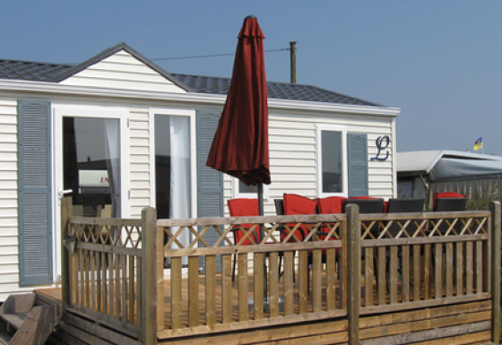 Hébergement glamping moderne au Camping Wackerballig - Chalets Sleeswijk-Holstein avec terrasse et barbecue.