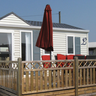 Hébergement glamping moderne au Camping Wackerballig - Chalets Sleeswijk-Holstein avec terrasse et barbecue.