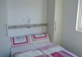 Bright bedroom in a glamping chalet at Camping Wackerballig featuring a double bed and modern decor.