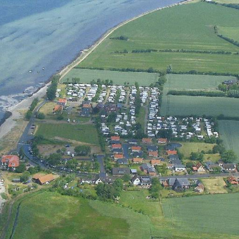 Vista aerea di Camping Wackerballig con chalet e piazzole vicino alla costa a Schleswig-Holstein, Germania.