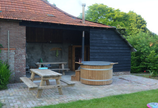 Area esterna a Glamping de Bosweide in Noord-Brabant con tavolo da picnic, sauna e tinozza in legno.