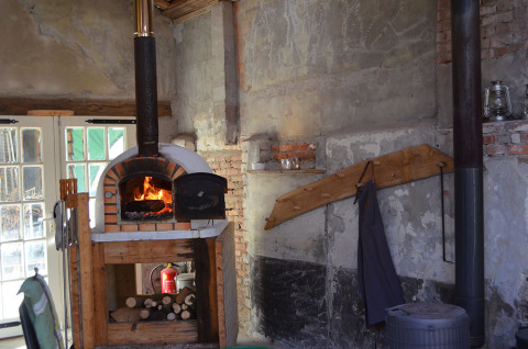 Four à bois intérieur et décoration rustique à Glamping de Bosweide, Noord-Brabant, Pays-Bas.