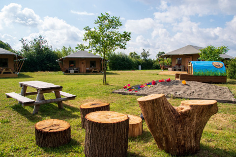 Glamping de Bosweide features lodge tents, safari tents, a playground and picnic tables in Noord-Brabant.