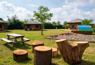 Glamping de Bosweide con lodge, tende safari, area giochi e tavoli da picnic in Noord-Brabant.