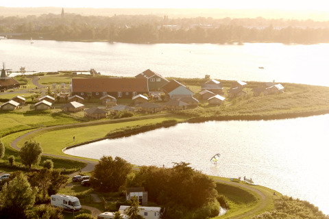 Luftaufnahme von Erfgoedpark de Hoop Glampingtenten, Luxuscampingplatz am See in Nordholland, Niederlande.